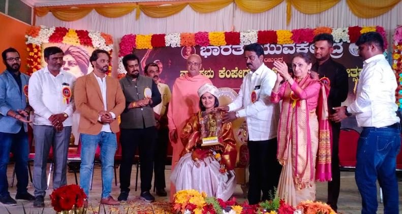 News18 Kannada anchor Navithaa Jain adds a feather to her cap, receives the Kempegowda Award for excellence in Media