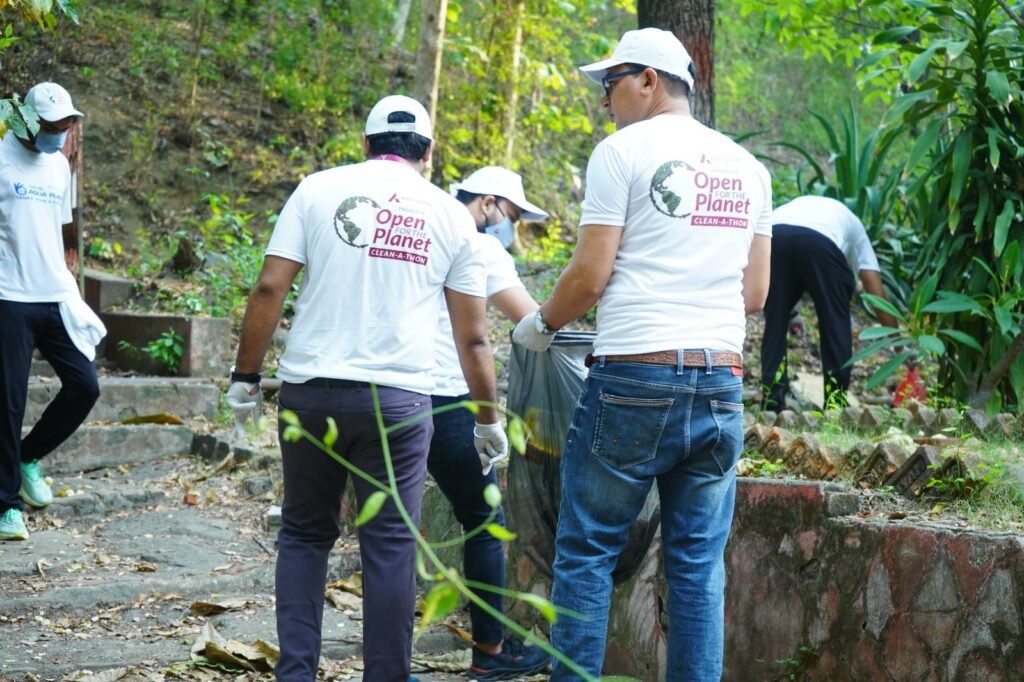 Axis Bank organizes cleanliness drive at Japanese Garden in Nagpur