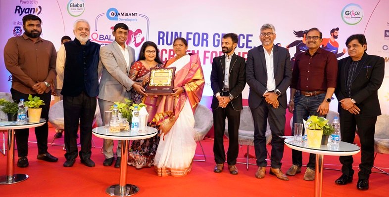 Yogendranath_Ajay Mishra_Dr Chinnababu_Dr Prameela_Mrs Sethakka_Dr Pavan Gorukanti_Prashant Nandella_Ramesh Kaza and Ali the film star seen at the launch of T Shirt and Finishers Medal